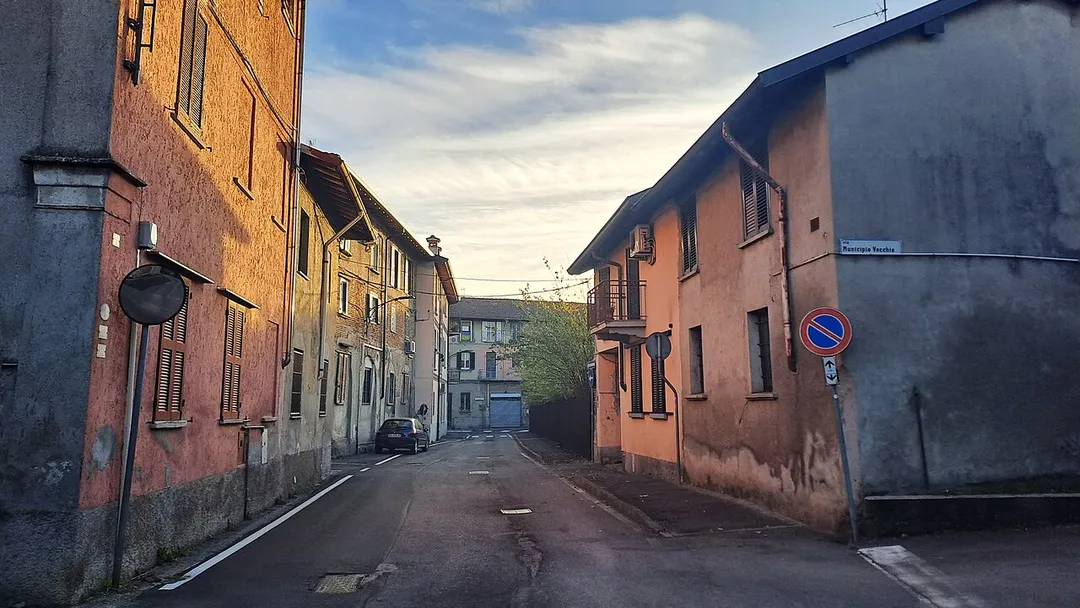 Via Dante Alighieri a Cesate, nel centro storico