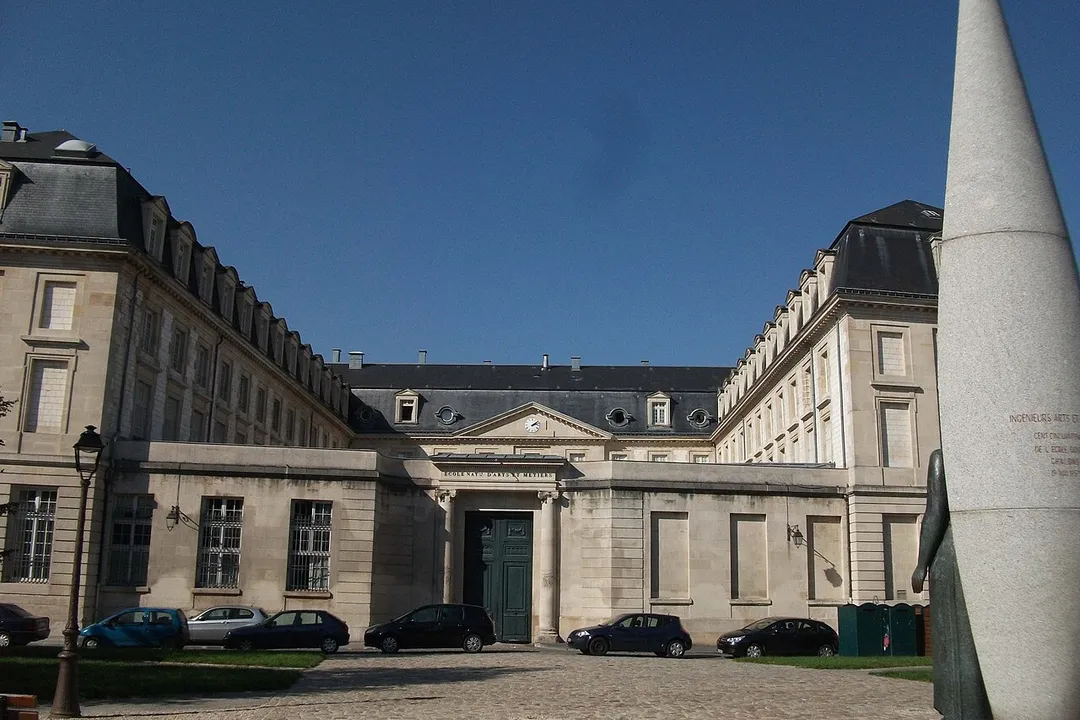 Entrée de l'ENSAM à Châlons avec vue de dos une statue pour le centenaire de l'école. La statue originale avait été fondue par les alleamnds cette version est de 1956.