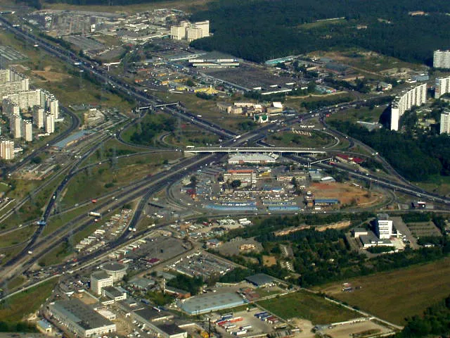 Interchange of MKAD (upper left to right), Varshavskoye and Simferopolskoye freeways in southern Moscow