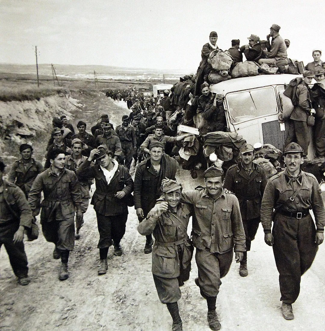 Lot 11592-9: North African Campaign, German Activities, World War II.  Axis prisoners in Tunisia, May 1943.  Photographed by Nick Parrino, OWI#: 29246-E. Office of War Information Photograph.  (2016/01/15).