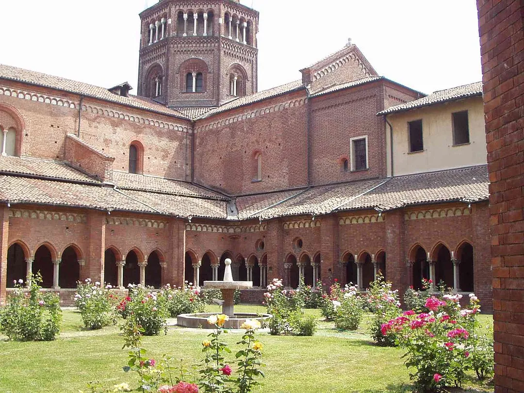 Abbazia di Chiaravalle a Milano: chiostro con fontana