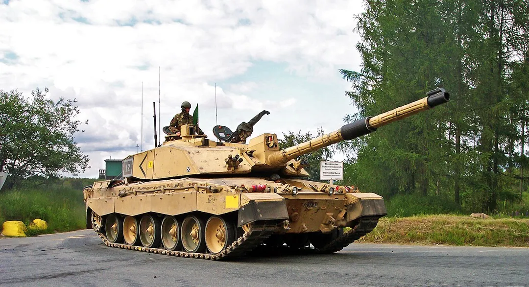 The Royal Scots Dragoon Guards (SCOTS DG, D Squadron) of the British Army with the MBT Challenger 2 during live fire training exercises in 2004 on Bergen-Hohne Training Area (Range SB 7B) (Lower Saxony, Germany).