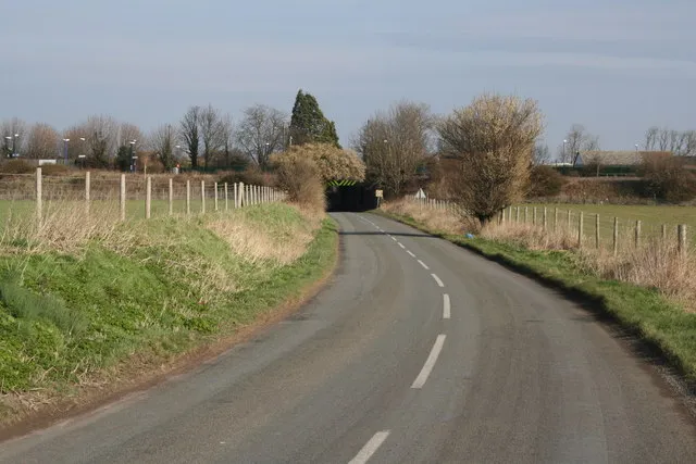Into Cholsey The Westfield Road starts in front of the Railway Bridge in the distance.
