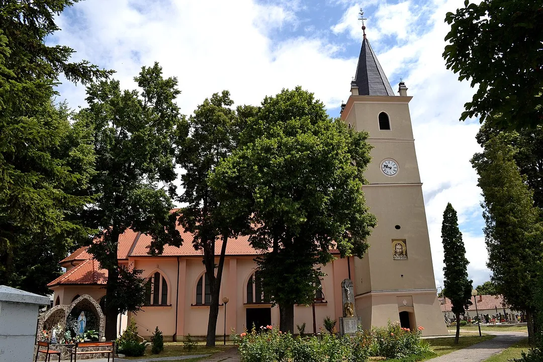 Chorvátsky Grob, Kostol Krista Kráľa; celkový pohľad od západu