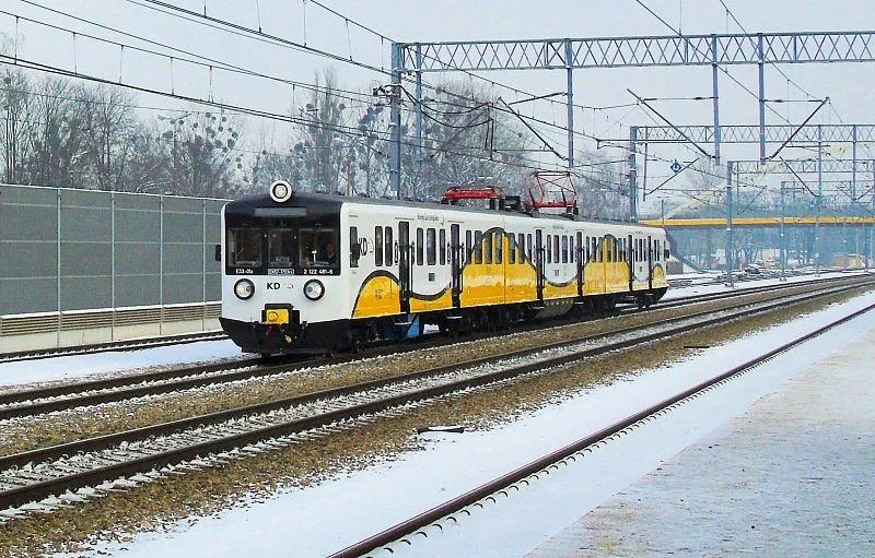 Elektryczny zespół trakcyjny EN57-1703, należący do Kolei Dolnośląskich i nazwany Endolino, przejeżdża przez stację w Grodzisku Mazowieckim jako pociąg służbowy PXJ 164000/1 z Mińska Mazowieckiego do Legnicy po ukończonej 29 grudnia 2016 naprawie rewizyjnej z modernizacją.