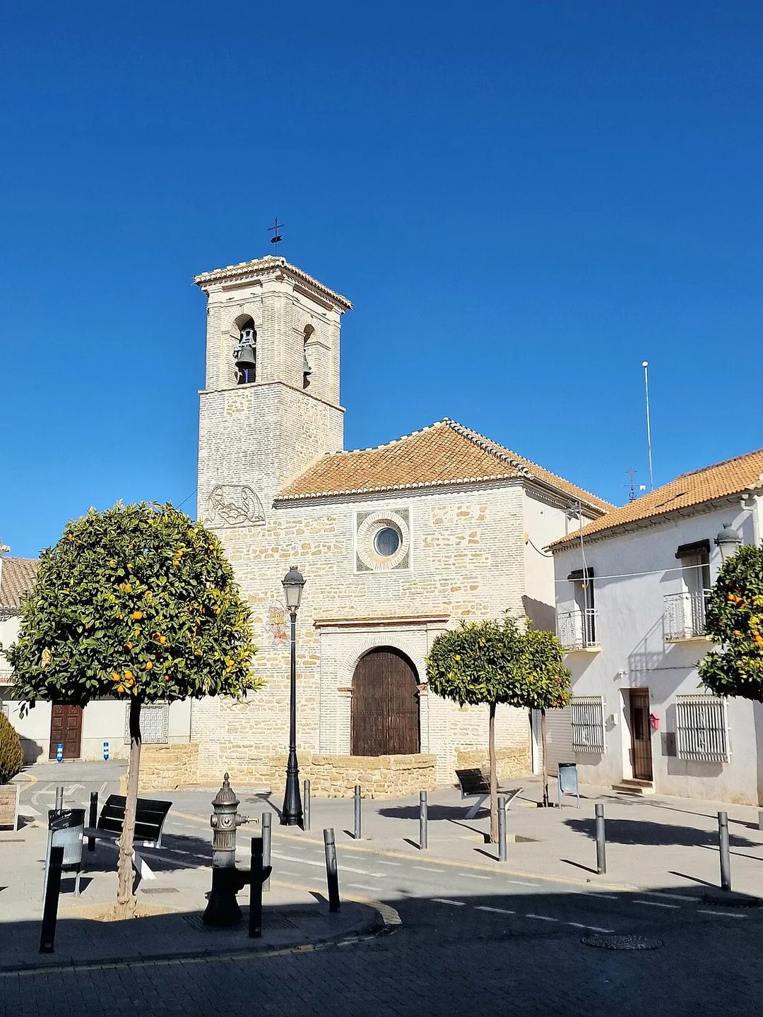 Vista de la Iglesia parroquial de la Visitación de Nuestra Señora, en la localidad de Churriana de la Vega (provincia de Granada, España).