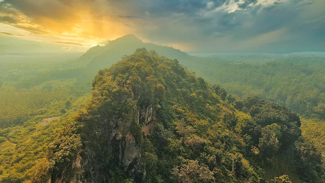 Meski dinamai gunung, destinasi ini sebenarnya lebih tepat jika disebut sebagai bukit dengan dominasi struktur batuan kapur. Gunung Kapur Ciampea sendiri memiliki tiga puncak, yaitu Batu Roti, Galau, dan Lalana. Nama yang disebut terakhir merupakan titik teratas dengan ketinggian mencapai 385 mdpl.
Meski tingginya tak seberapa, medan yang harus dilalui untuk menuju puncak cukup curam. Cukup direkomendasikan untuk para pendaki pemula.