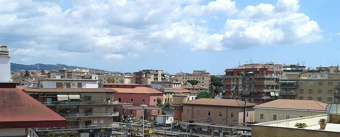 Panorama di Ciampino da piazza John Fitzgerald Kennedy. In basso al centro: la principale stazione ferroviaria della città.