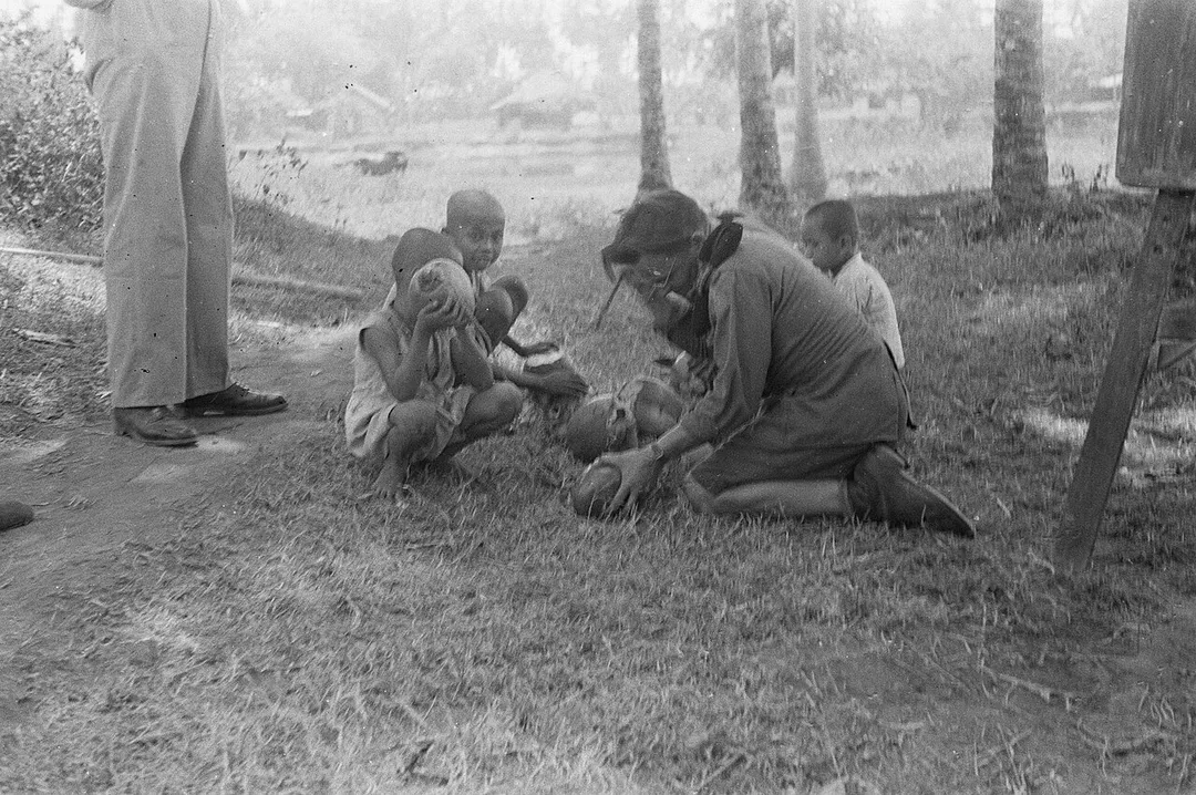 Collectie / Archief : Fotocollectie Dienst voor Legercontacten Indonesië
Reportage / Serie : [DLC] Tjileungsir
Beschrijving : Cileungsir
Datum : 19 juli 1946
Locatie : Cileungsir, Indonesië, Java, Nederlands-Indië
Fotograaf : Fotograaf Onbekend / DLC
Auteursrechthebbende : Nationaal Archief 
Materiaalsoort : Negatief (zwart/wit)
Nummer archiefinventaris : bekijk toegang 2.24.04.03

Bestanddeelnummer : 25-1-3