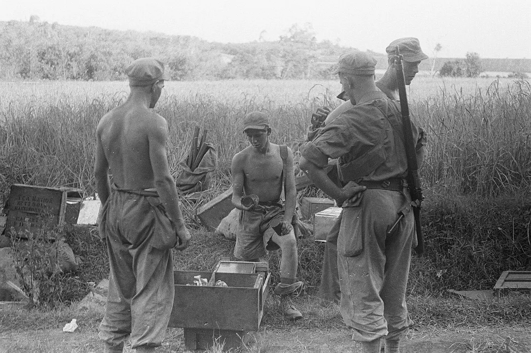 Collectie / Archief : Fotocollectie Dienst voor Legercontacten Indonesië
Reportage / Serie : [DLC] Tjileungsir
Beschrijving : Cileungsir
Datum : 19 juli 1946
Locatie : Cileungsir, Indonesië, Java, Nederlands-Indië
Fotograaf : Fotograaf Onbekend / DLC
Auteursrechthebbende : Nationaal Archief 
Materiaalsoort : Negatief (zwart/wit)
Nummer archiefinventaris : bekijk toegang 2.24.04.03

Bestanddeelnummer : 25-3-3