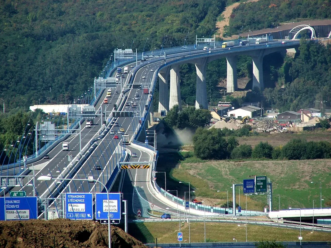 Construction of bridge over Radotín and Lahovice bypassing Prague from the south, part of expressway R1.