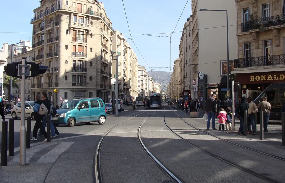 Le carrefour des Cinq-Avenues traversé par la ligne du tram