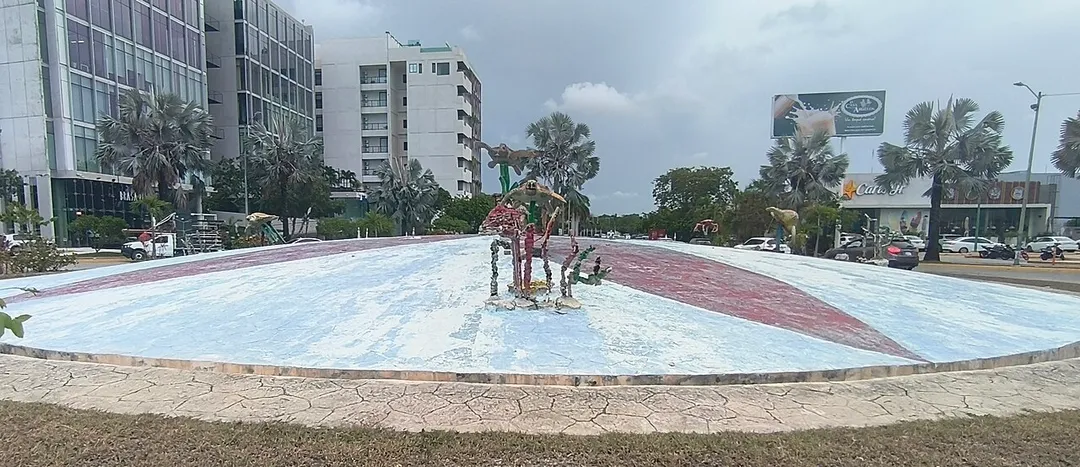 General view of an art installation on the roundabout between Paseo Central and Avenida Chemuyil