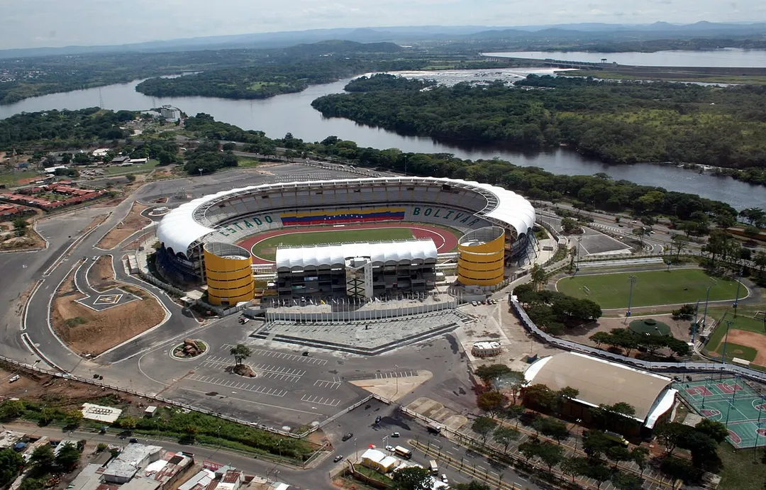 Aerial  loca view of CTE Cachamay (center), Following clockwise: the alternating field (Cachamaicito), the softball field, basketball courts and the Hermanas González Gym. At the background is La Llovizna Park, Macagua Power Station and the Cachamay Park.