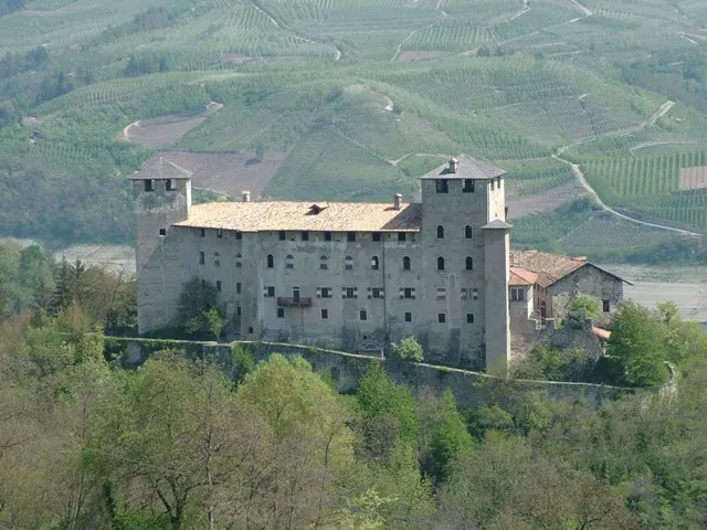 Castel Cles, visto da Cles via Cassina