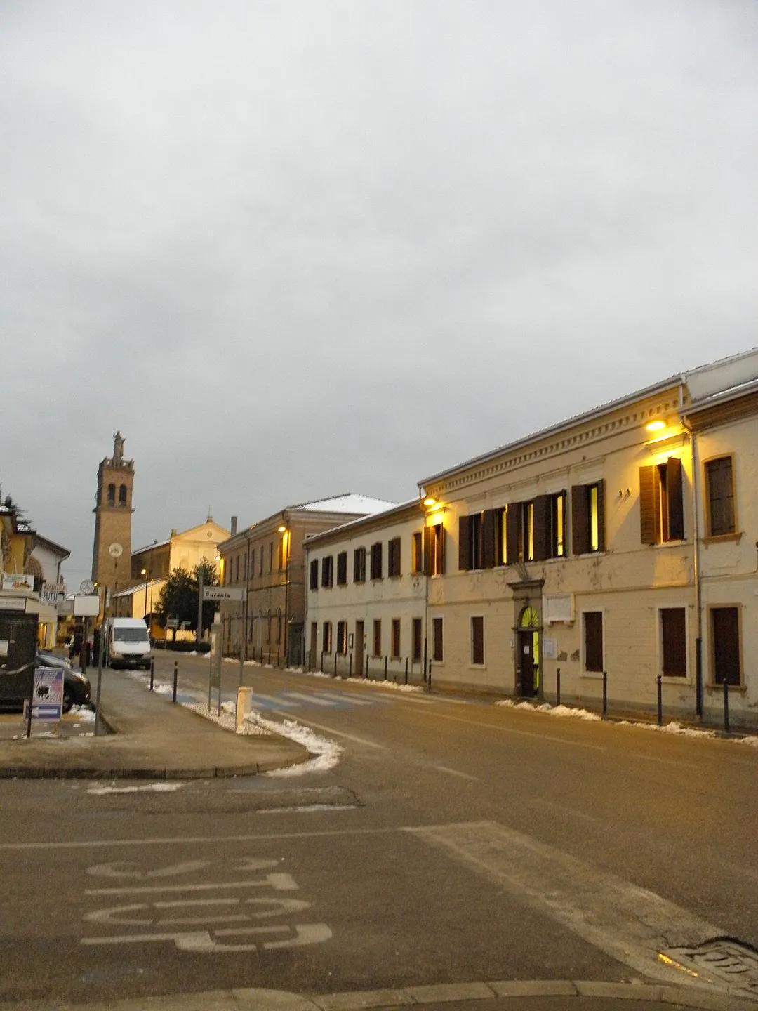 Codevigo, Via Vittorio Emanuele III. Sulla destra la palazzina sede municipale, in secondo piano la chiesa parrocchiale di San Zaccaria.