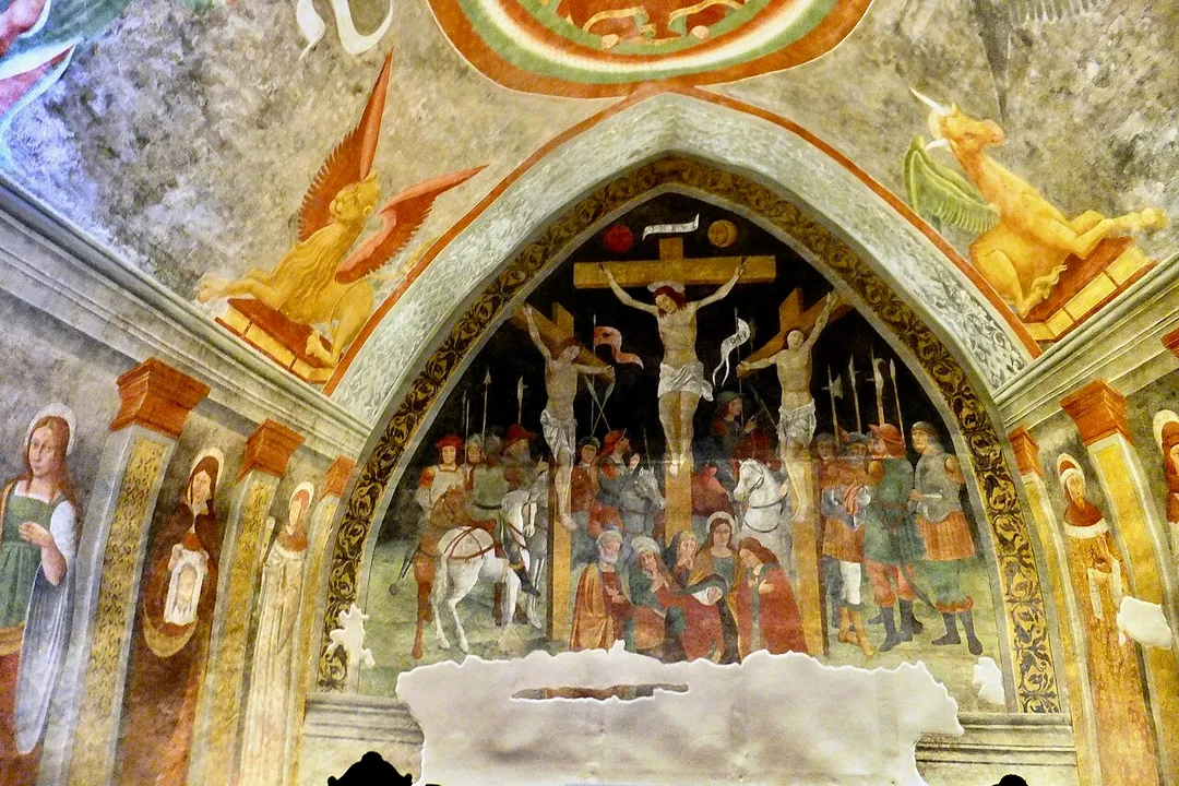 Interno della Chiesa della Beata Vergine Maria di San Damiano - La Crocifissione nella Cappella del Presbiterio