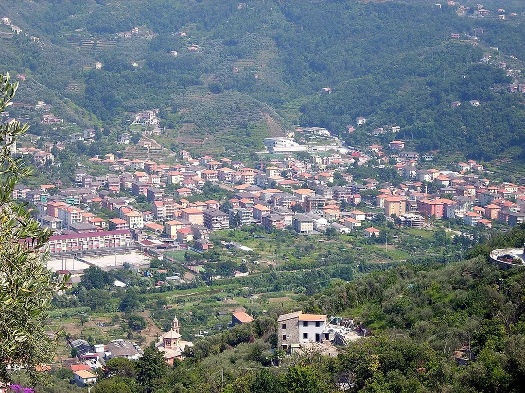 Panorama di Cogorno e della frazione di San Salvatore, Liguria, Italia