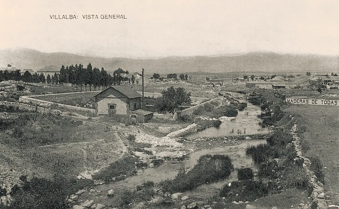 El Río Guadarrama y edificios de Collado Villalba (Madrid)