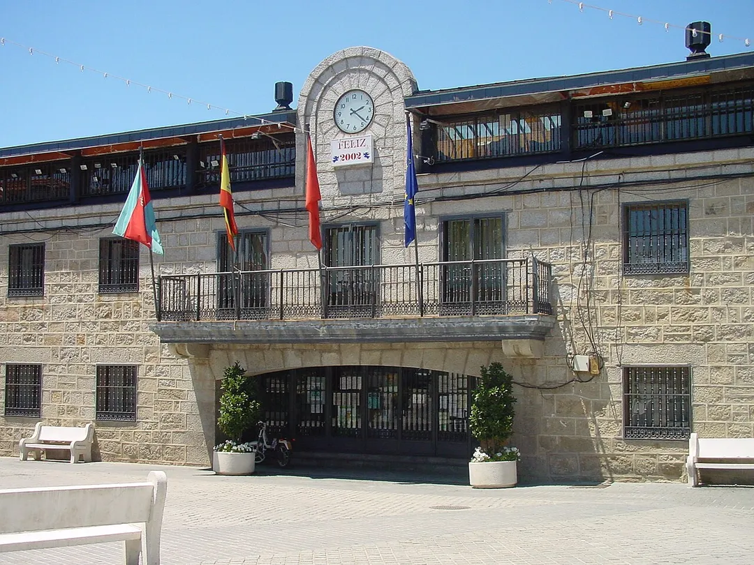 Fachada del Ayuntamiento de Colmenarejo.