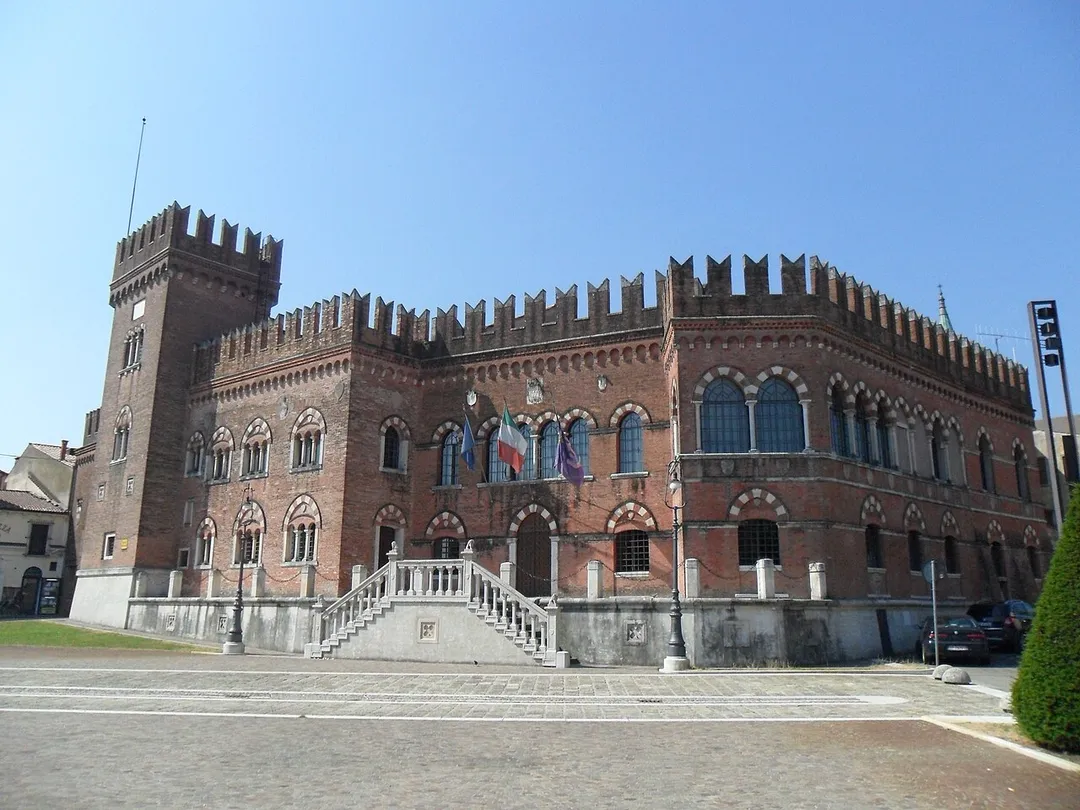 Situato in via Corso Guà, il palazzo pretorio è sede del Comune.