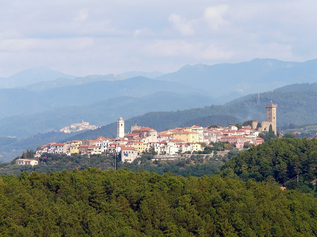 Panorama di Castelnuovo Magra dal borgo di Nicola, Liguria, Italia