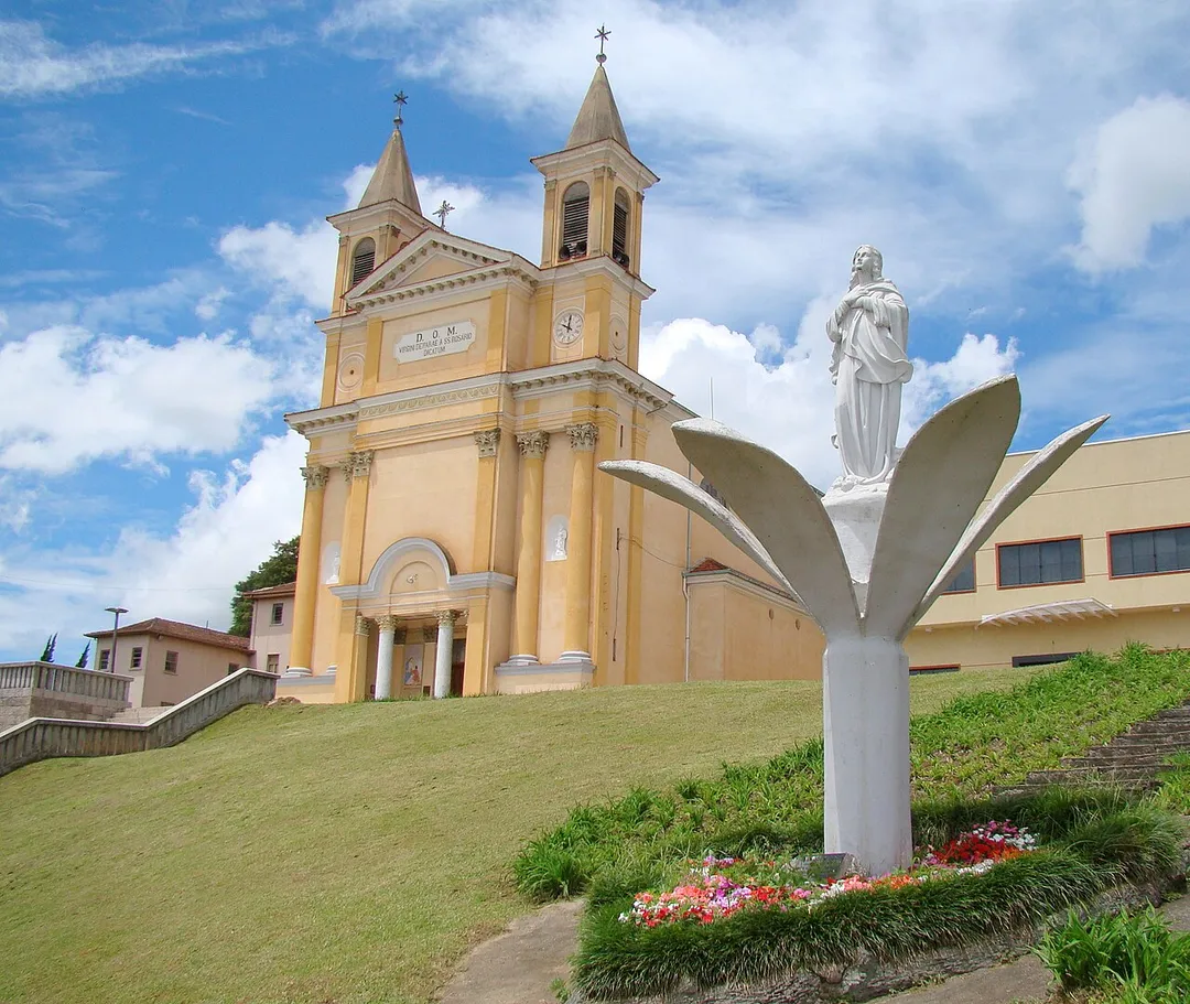 Igreja Matriz Nossa Senhora do Rosário, em Colombo, município da Grande Curitiba, no estado do Paraná (sul do Brasil). Obra iniciada em 1898, em estilo romano, sendo uma cópia fiel das igrejas italianas.
