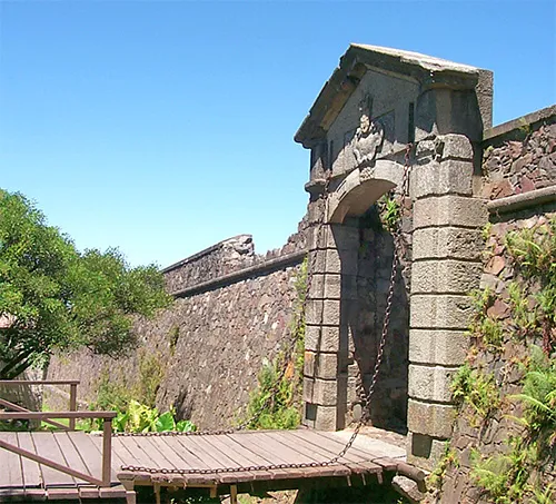 Antigua muralla de Colonia del Sacramento. Tomada en Diciembre de 2004.

es:Categoría:América (imagen)
