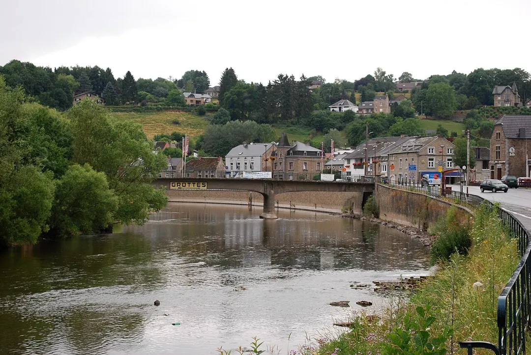 Comblain-au-Pont : quai de l'Ourthe, vue sur l'Ourthe vers l'amont.