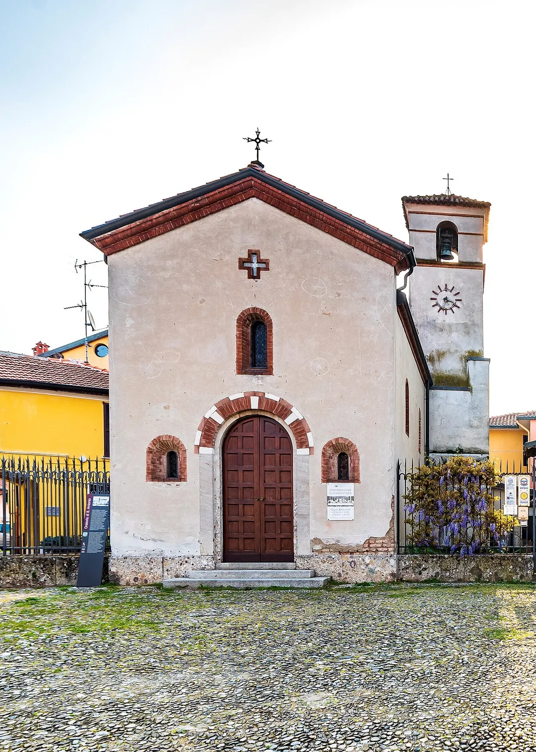 Citata fin dal'865 come dedicata a "Domini Salvatoris", nel 1581 questa chiesa a 3 navate, già parrocchiale, non era più consacrata. Nel XVII sec. il conte Rabbia vi eresse un altare dedicato a Sant'Antonio da Padova, da cui il nome attuale. Nel 1934 fu ristrutturata, riducendola ad una navata e ridisegnando il portale. Su un lato del campanile a sezione quadrata furono fissate 2 lastre di marmo, costituenti gli spioventi di un antico sarcofago romano. All'interno, sulla parte di sinistra, vi sono 4 arcate a tutto sesto e sul lato destro la traccia di un'altra arcata. L'abside, a pianta quadrata, coperta con una volta a crociera, è affrescata con la figura del Signore Salvatore del mondo.