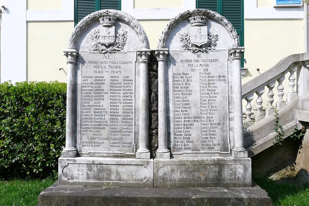 Monumento ai caduti presso la sede comunale di Conscenti, Liguria, Italia