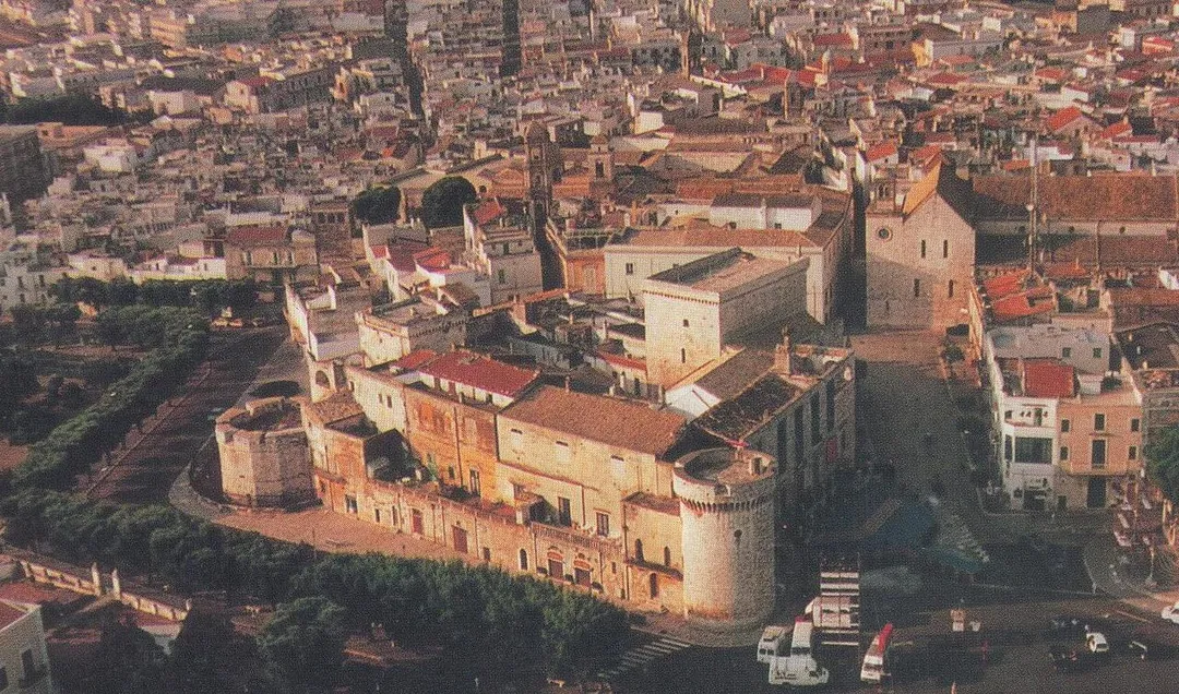 Conversano, Castello (foto aerea di Francesco Totaro, 1992)
