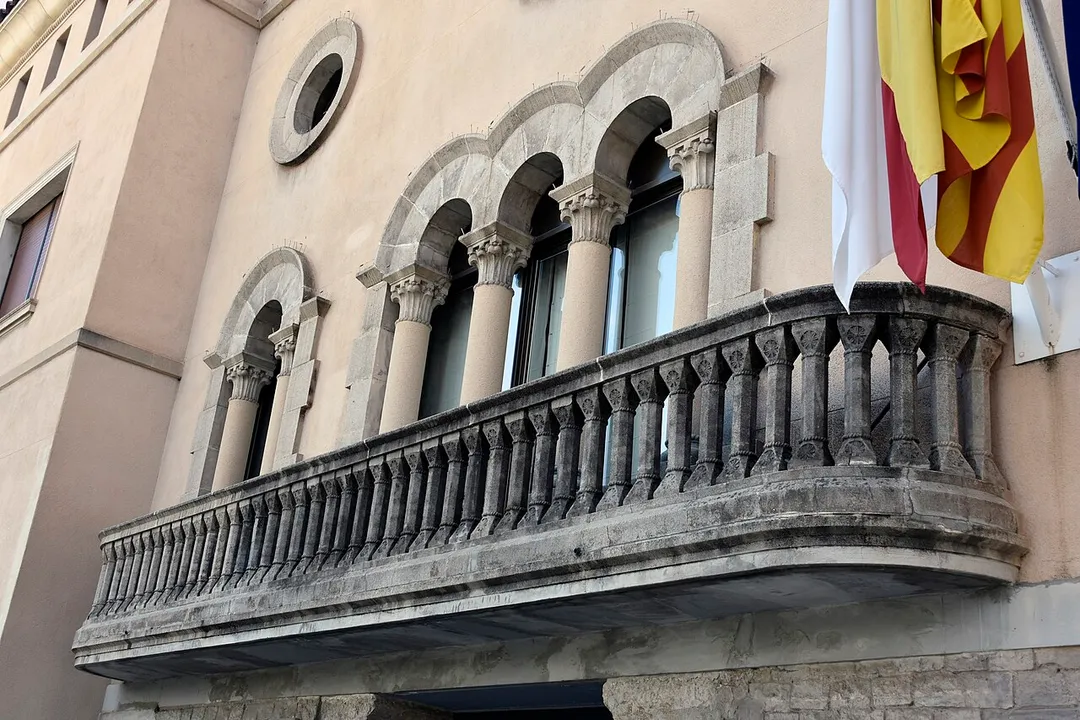 Balconada amb arcades neoromàniques i ulls de bou a la façana principal de l'ajuntament de Cornellà de Lobregat.




This is a photo of a building listed in the Catalan heritage register as Bé Cultural d'Interès Local (BCIL) under the reference IPA-18419.