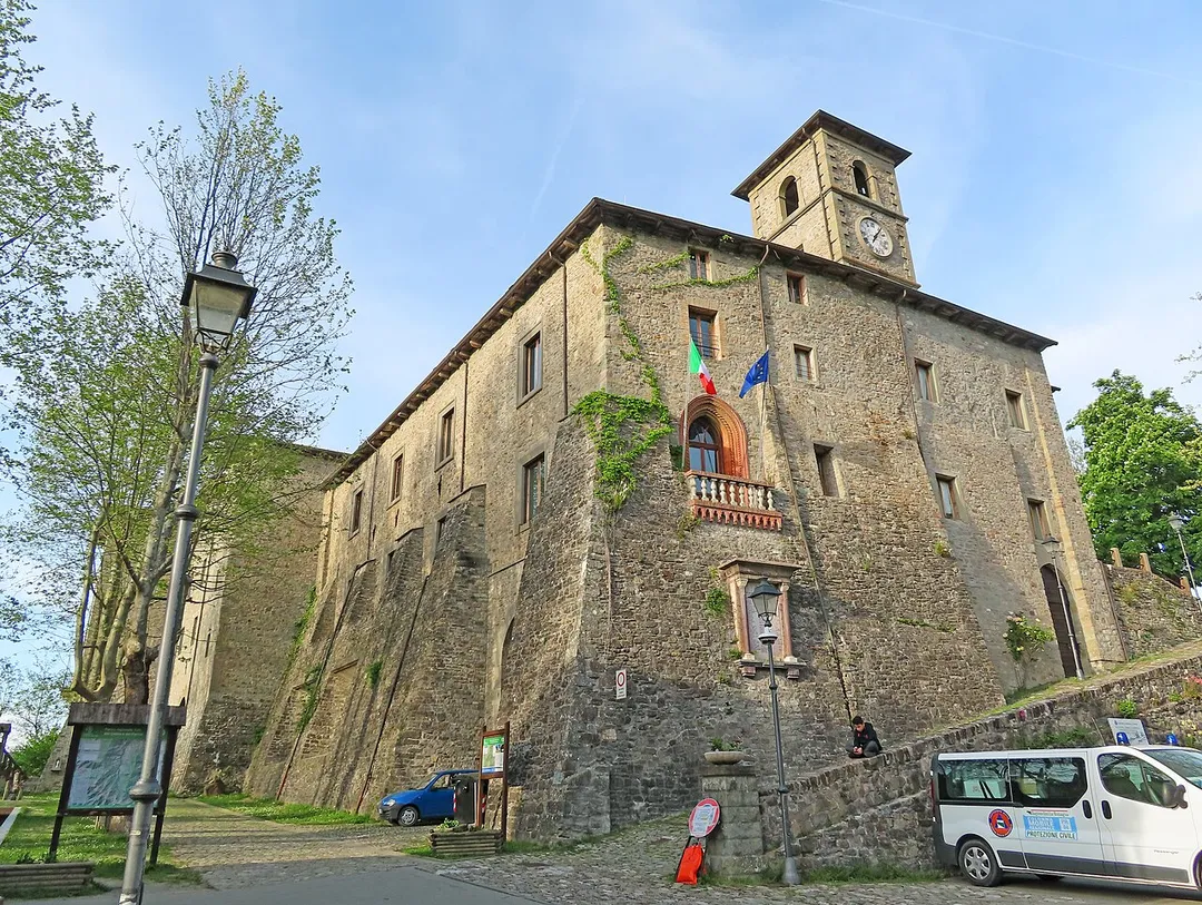 Facciata e lato ovest del castello di Corniglio
