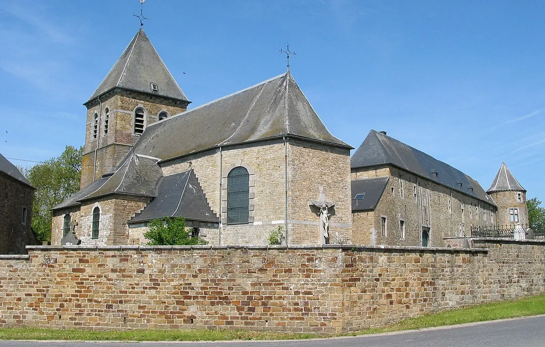 Petit-Courrière (Belgium), the Saint Quentinus' church and the castle farm (XVIIth century).
