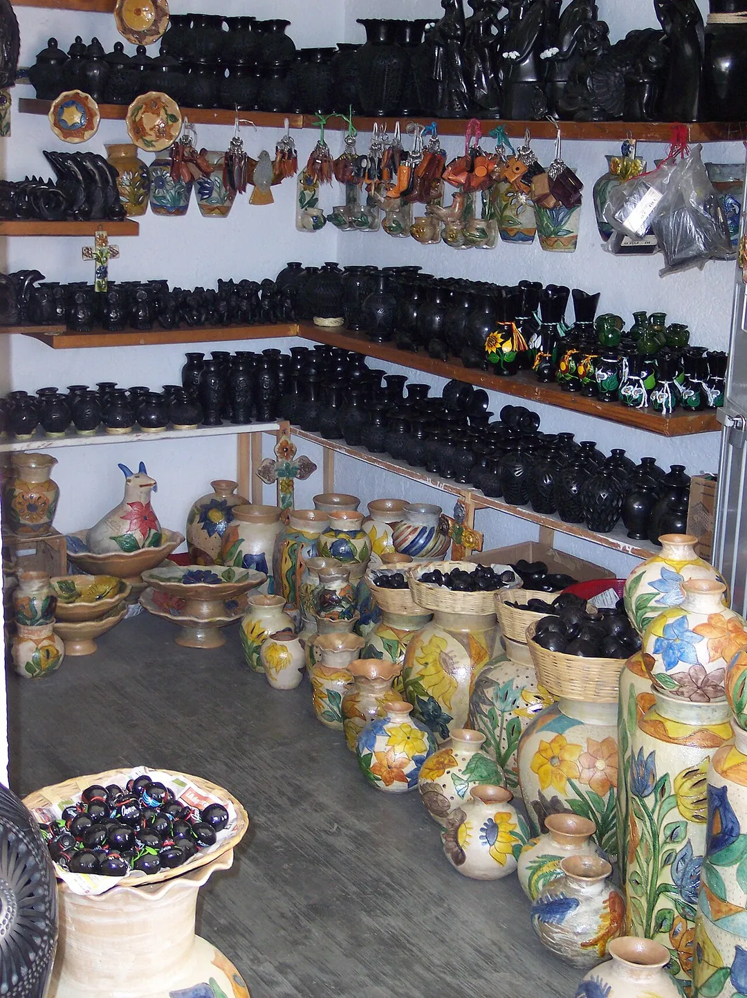Black mud and conventional mud Handicraft tipical from the San Bartolo Coyotepec Town.
SPANISH - Artesanias de barro negro y barro convencional típico del lugar.

Located in: San Bartolo Coyotepec. Oaxaca, Mexico.