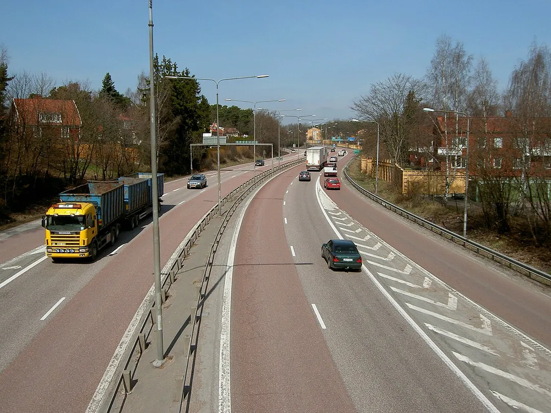 Looking towards Junction 133 of the E18 motorway through Västerås, Sweden. Junction 134 and 133 are very close to eachother in the middle of an S-bend, wherefore speedlimits were recently decreased for safety reasons to 70 km/hr (previously 90 km/hr).