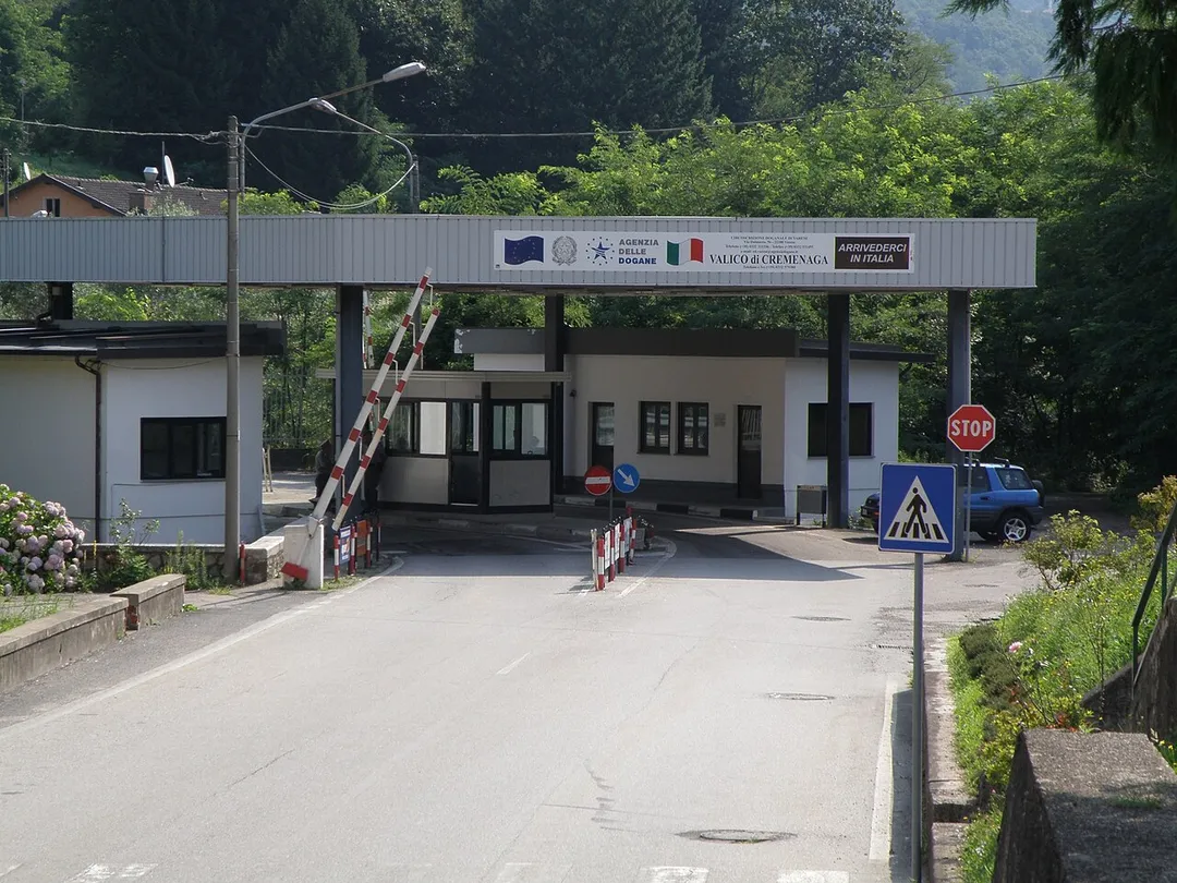 frontier between Italy and Switzerland - Cremenaga Zoll