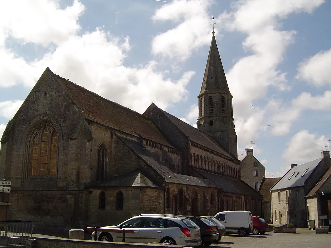 église de fr:Creully dans le Calvados en 2005.