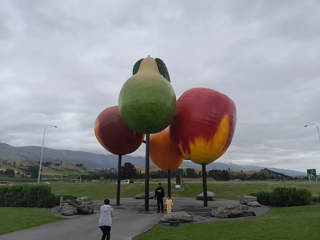 Cromwell fruit sculpture (2022)