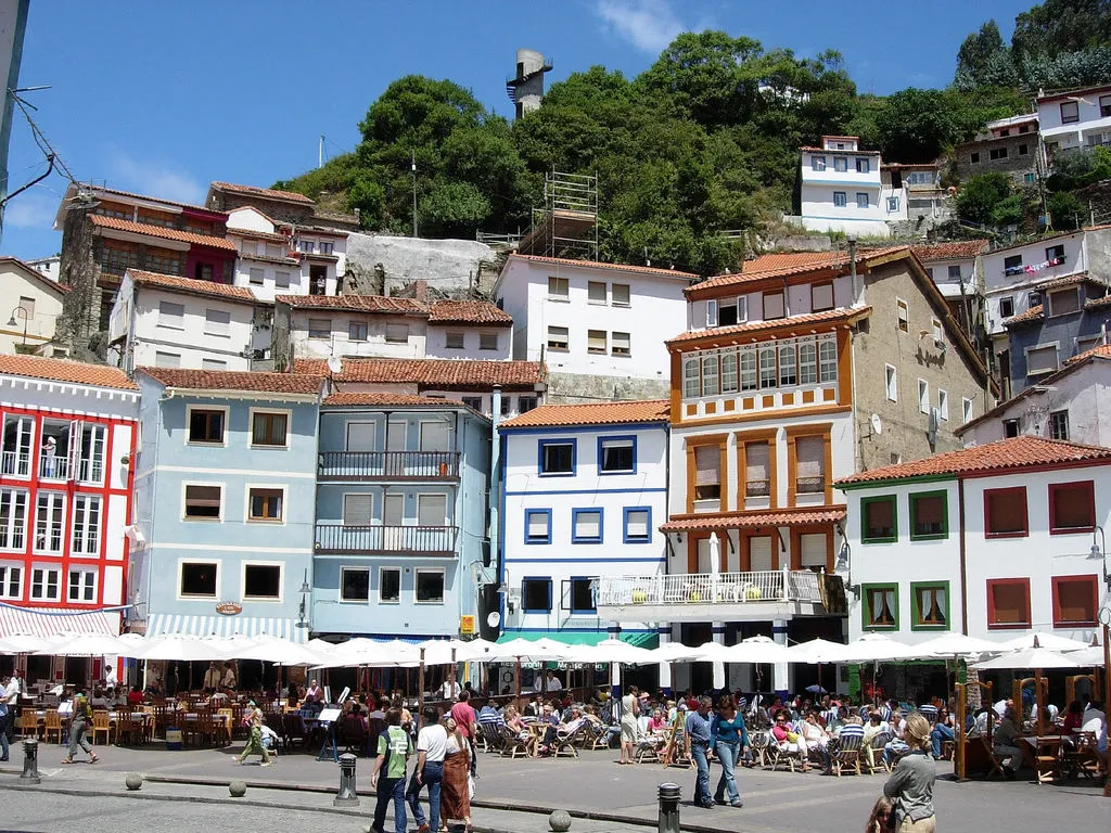 Esta si es la tipica postal de Cudillero y el lugar preferido de los veraneantes para degustar los productos del mar.