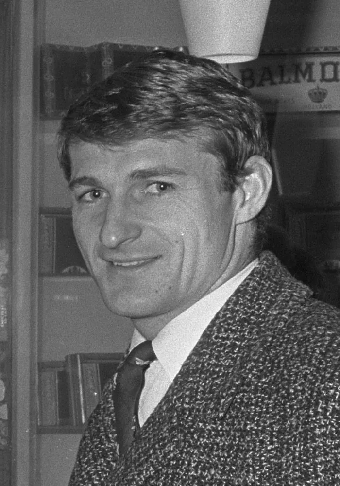 Collectie / Archief : Fotocollectie Anefo
Reportage / Serie : [ onbekend ]
Beschrijving : Liverpool-spelers in Hilton, St. John (links) en Roger Hunt kopen kaarten voor thuis
Datum : 6 december 1966
Trefwoorden : sport, voetbal
Persoonsnaam : HILTON
Fotograaf : Koch, Eric / Anefo
Auteursrechthebbende : Nationaal Archief 
Materiaalsoort : Negatief (zwart/wit)
Nummer archiefinventaris : bekijk toegang 2.24.01.05

Bestanddeelnummer : 919-8539