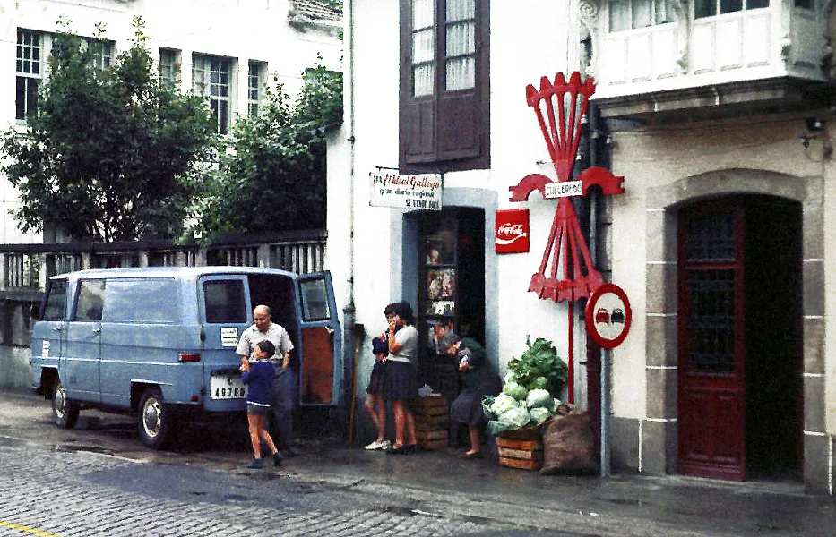 Escena urbana junto a una tienda, con el símbolo de Falange. Culleredo (La Coruña, Galicia, España)