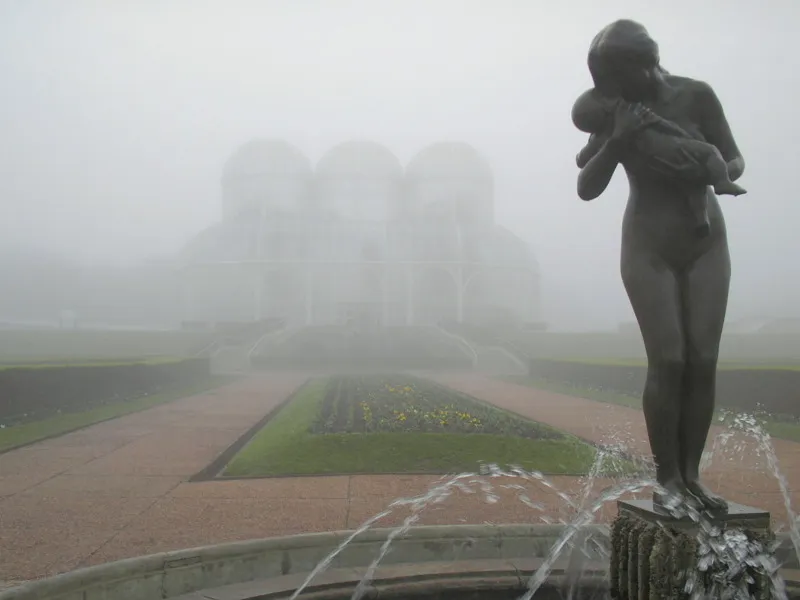 Escultura "Amor Materno", de Zaco Paraná, localizada no Jardim Botânico de Curitiba, Paraná, Sul do Brasil. Manhã de geada, com muita neblina.