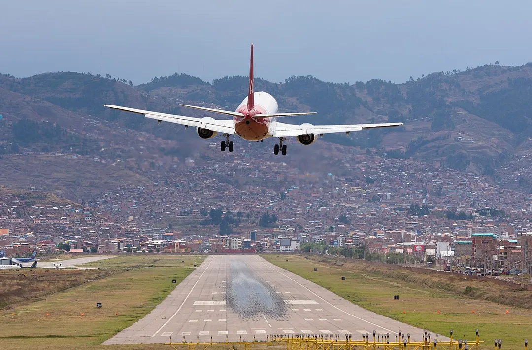 Approach of a 737 of the Peruvian airline LCPerú to the Velasco Astete International Airport