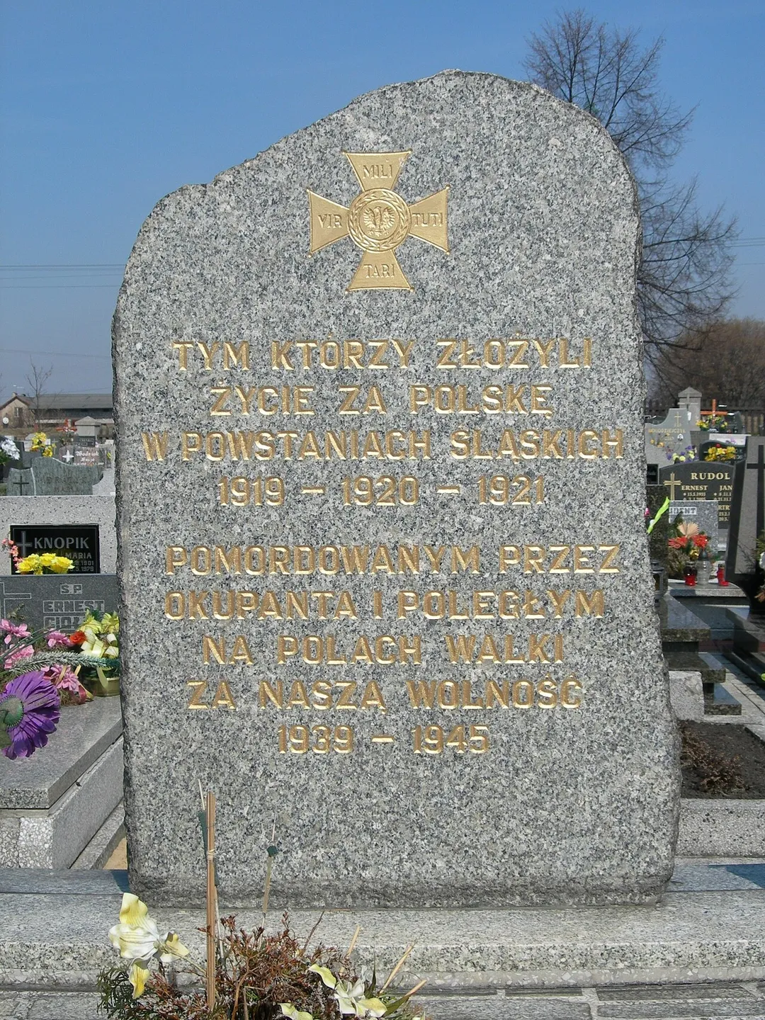 Pomnik poległych w powstaniach śląskich oraz w II wojnie światowej na cmentarzu w Dębieńsku. 2006