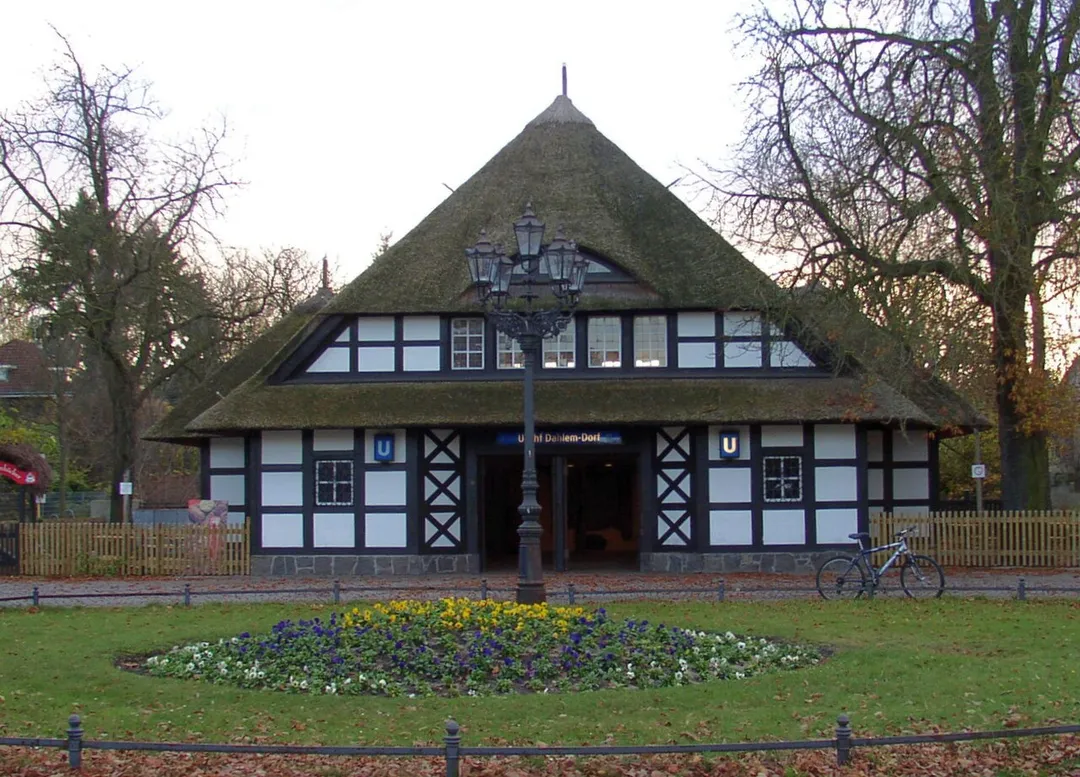 Subway-station Dahlem-Dorf: Entrance building