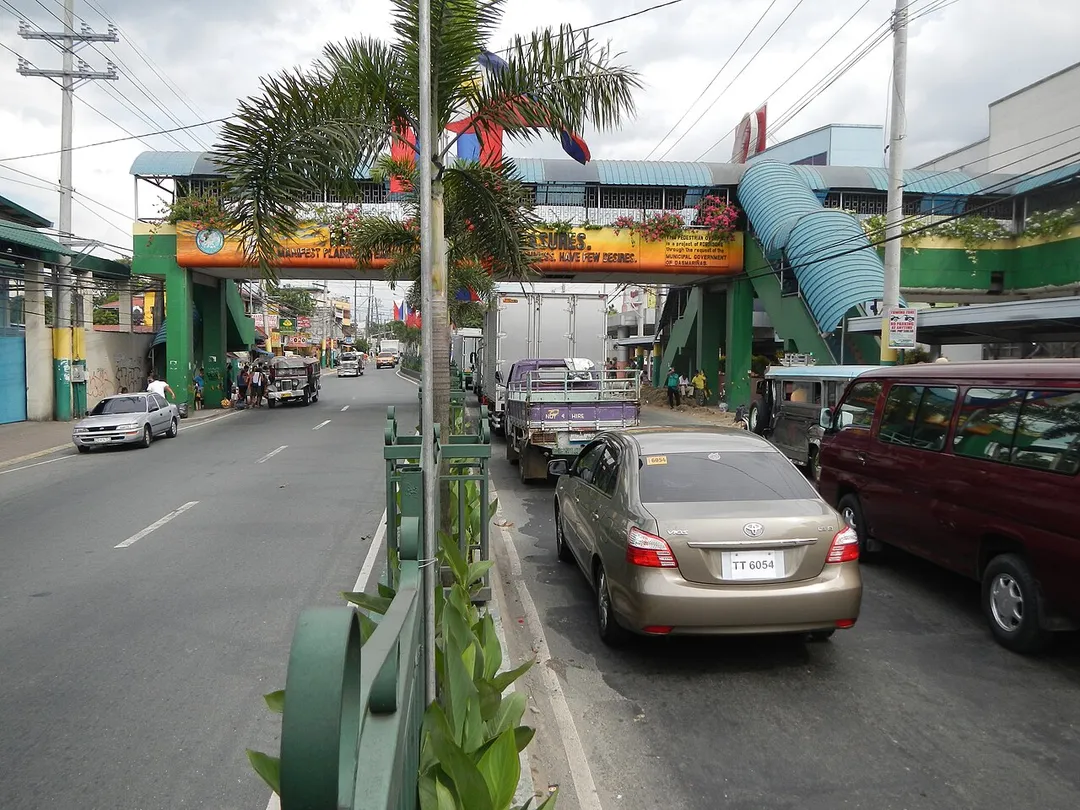 Aguinaldo Highway[1] The Aguinaldo Highway is a 4-lane, 41-kilometre (25 mi) highway passing through the busiest towns and cities of Cavite, Philippines. It is the busiest and most congested of the three major highways located in the province, the others are Governor's Drive and A. Soriano Highway. Congressional Road Intersection -- Governor's Drive Intersection---------[N.B. June 7, 1st Friday, 2013 Photography of - From Bulacan at 9:05 a.m., I took photo of Dasmariñas [2] City at 12:49 pm, the Aguinaldo Highway, then, at 3:35 pm, I took photo of Carmona, Cavite [3] - I finished San Lazaro Carmona Race Track, Carmona Welcome Arch and Binan Laguna Welcome Arch and Araneta Coliseum Quezon City at 8:31 p.m. and started uploading via slow internet next day June 8, 2013 at 6:59 pm - I hereby certify that these rarest, raw, original and unedited photos are exclusive for Commons and Wikipedia never uploaded in any Internet or any site, and for the public domain without any condition.] Aguinaldo Highway cor. Governor's Drive, Brgy. Sampaloc 1, Dasmariñas City, Cavite .---------[N.B. June 7, 1st Friday, 2013 Photography of - From Bulacan at 9:05 a.m., I took photo of Dasmariñas [4] City at 12:49 pm, the Aguinaldo Highway, then, at 3:35 pm, I took photo of Carmona, Cavite [5] - I finished San Lazaro Carmona Race Track, Carmona Welcome Arch and Binan Laguna Welcome Arch and Araneta Coliseum Quezon City at 8:31 p.m. and started uploading via slow internet next day June 8, 2013 at 6:59 pm - I hereby certify that these rarest, raw, original and unedited photos are exclusive for Commons and Wikipedia never uploaded in any Internet or any site, and for the public domain without any condition.]