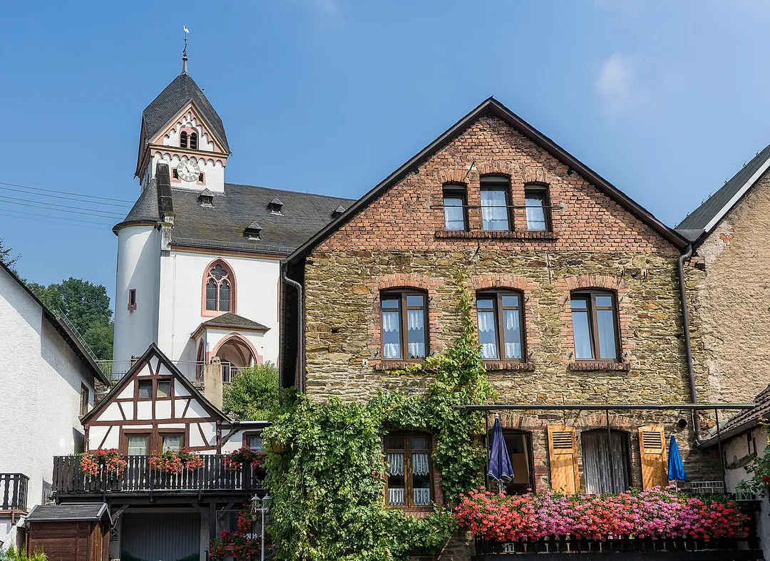 A pretty brickhouse at Lahnstr., in the background St. Kastor church