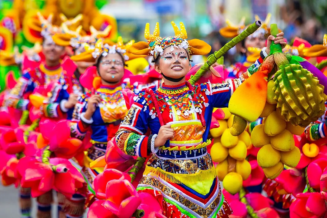 Her intricate costume and confident stride, framed by fellow performers, reflect Davao’s rich cultural heritage and the joyful unity at the heart of the celebration.